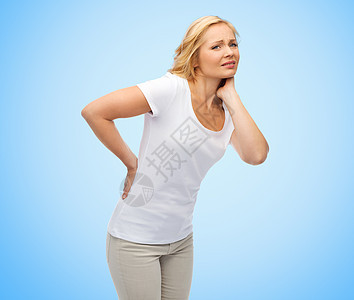 人,医疗,背痛问题幸的中妇女遭受疼痛的背部蓝色背景图片