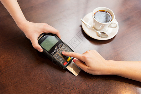 人,金融,技术消费主义的服务员持信用卡阅读器客户的手输入密码咖啡馆图片