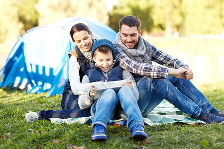 野营,旅游,徒步旅行,技术人的快乐的家庭与平板电脑帐篷营地场景图片