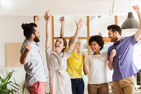 商业,胜利,手势,人队合作的快乐的国际创意队举手庆祝胜利办公室图片