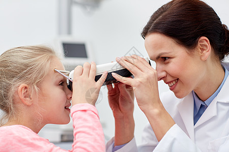 保健,医学,人,视力技术验光师与瞳孔仪检查病人眼压眼科诊所光学商店背景图片