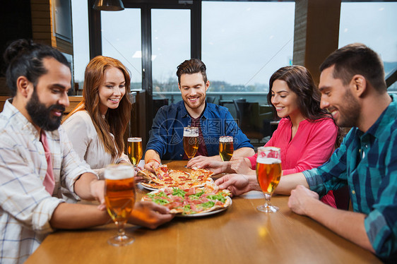 休闲,食物饮料,人假日的微笑的朋友餐馆酒吧吃比萨饼喝啤酒图片