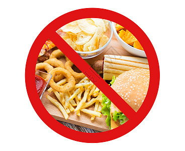 快餐,低碳水化合物饮食,肥胖健康的饮食油炸鱿鱼圈,炸薯条其他零食背后没符号圆圈反斜杠禁止标志背景图片