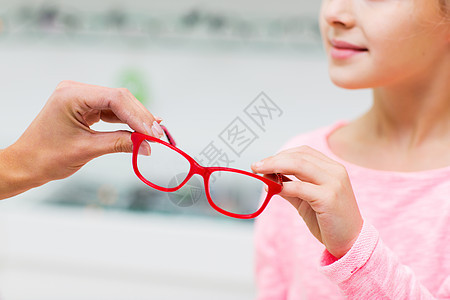保健,人,视力视力近距离的眼镜给小女孩光学商店图片