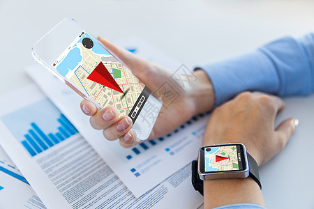 商业,技术人的近距离的女人手着透明的智能手机智能手表与导航屏幕上的办公室图片