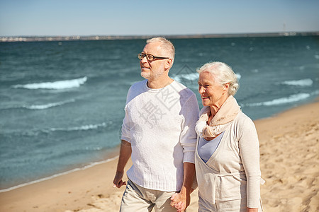 家庭,龄,旅游,旅游人的快乐的老夫妇沿着夏天的海滩散步图片