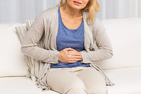 人们,医疗保健问题密切关注幸的妇女家里胃痛图片