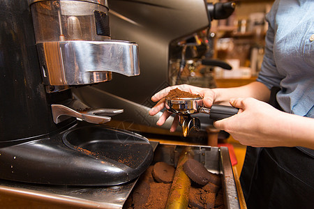 设备,咖啡店,人技术妇女咖啡馆酒吧餐厅厨房用机器煮咖啡图片