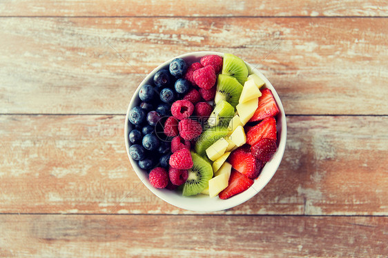 健康的饮食,节食,素食人们的水果浆果碗木桌上图片
