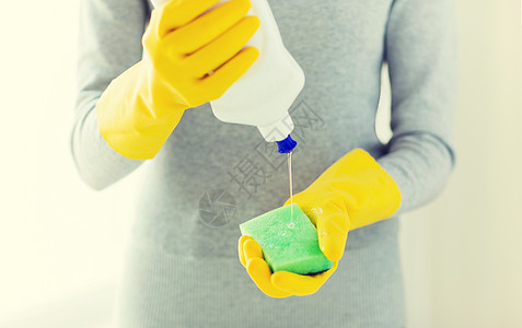 人,家务,洗衣家务妇女应用液体肥皂清洁瓶海绵家里图片