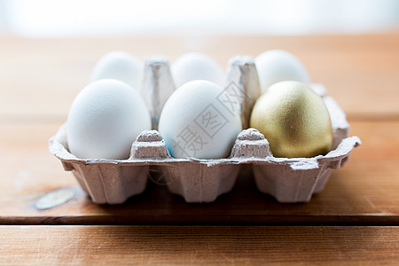 复活节,食物,烹饪物体鸡蛋盒纸箱木制表的白色金色鸡蛋图片