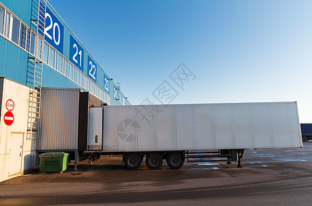物流,储存,装运,运输装载仓库大门卡车装载图片