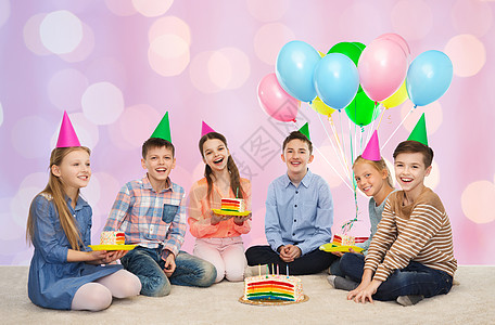 童,假期,庆祝,友谊人们的快乐的微笑孩子戴着生日蛋糕气球粉红色的节日灯光背景上的派帽图片