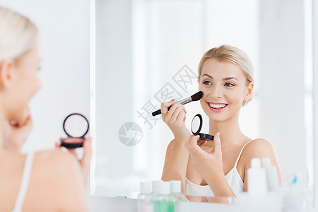 美丽,化妆,化妆品,早晨人的微笑的轻女人用化妆刷涂腮红,家里的浴室照镜子背景图片