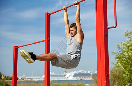 健身,运动,锻炼,训练生活方式的轻人夏季公园的水平杆上腹部运动图片