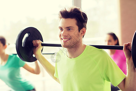 健身,运动,训练,健身房生活方式的群人健身房用杠铃锻炼图片