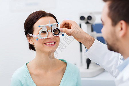保健,医学,人,视力技术验光师与试验框架检查病人视力眼科诊所光学商店背景图片