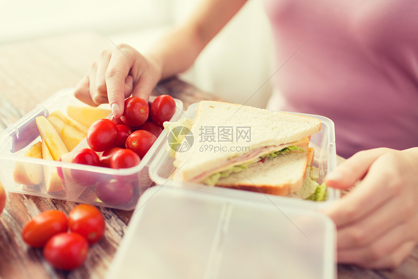 健康的饮食,储存,饮食人们的密切妇女与食品塑料容器家里厨房图片