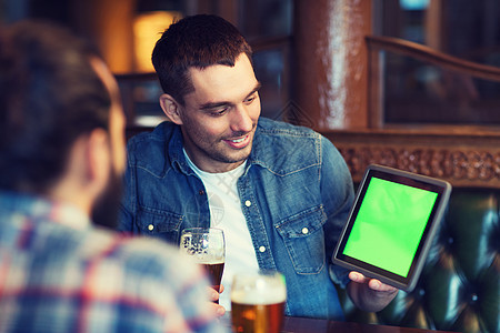 人,男人,休闲,友谊技术快乐的男朋友与平板电脑电脑酒吧酒吧喝啤酒图片