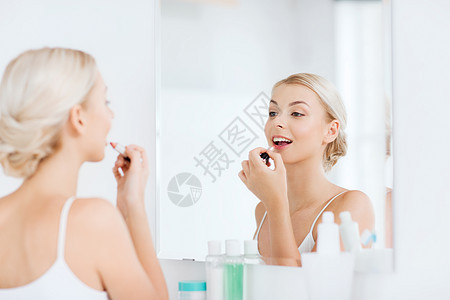 美丽,化妆,化妆品,早晨人的微笑的轻女人涂口红,化妆照镜子家里的浴室背景图片