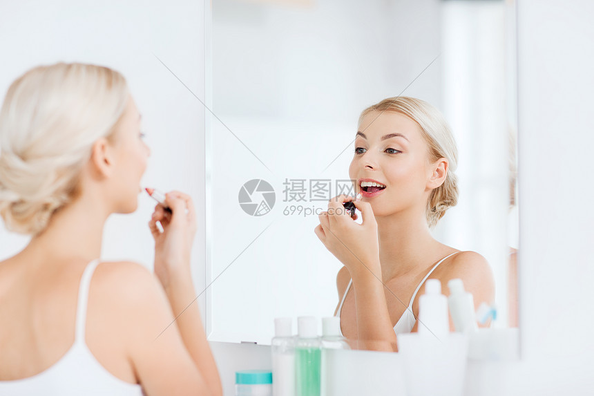 ‘~美丽,化妆,化妆品,早晨人的微笑的轻表妹涂口红,化妆照镜子家里的浴室  ~’ 的图片
