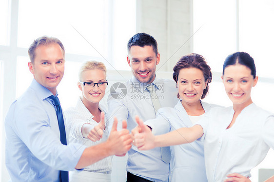 快乐的商业队办公室里竖大拇指的照片商业队办公室里竖大拇指图片