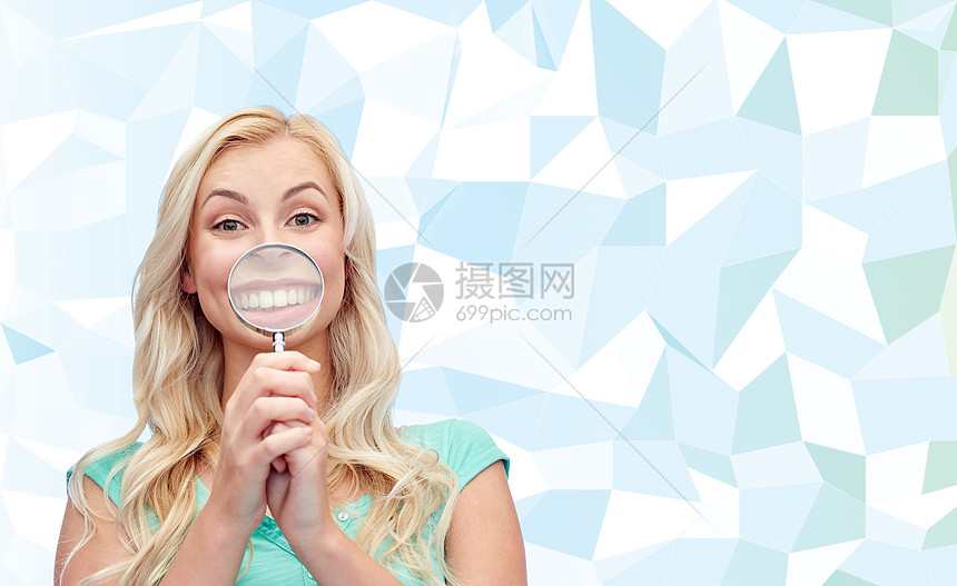 乐趣,情感,表情人的快乐的微笑轻妇女十几岁的女孩玩放大镜蓝色低聚