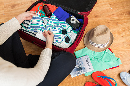 暑假,旅游,旅游物品妇女包装旅行袋度假图片