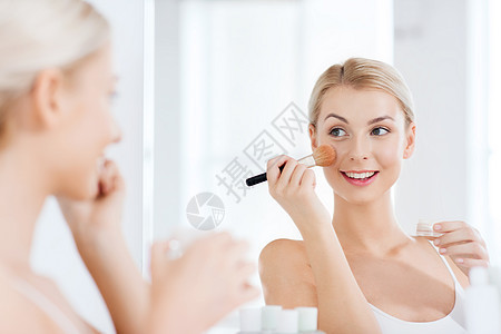 美容,化妆,化妆品,早上人的微笑的轻女人化妆刷粉底家里的浴室镜子图片