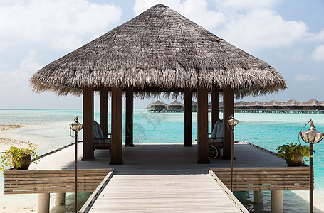 旅行,旅游,度假暑假的露台露台与雨篷马尔代夫海滩海滨图片