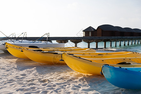 皮划艇,休闲,水上运动暑假的独木舟皮艇停泊沙滩上图片