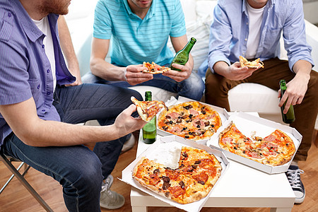 友谊,酒精,人,庆祝节日的亲密的男朋友家里喝啤酒吃比萨饼图片