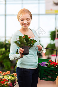 人,园艺,购物,销售消费观念快乐的女人与篮子选择购买花温室图片