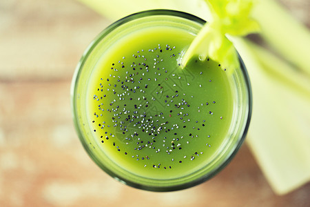 健康饮食,机食品饮食新鲜的绿色果汁与辣椒种子芹菜桌子上图片