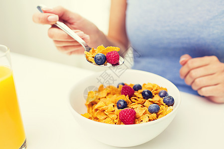健康的饮食,食物人的密切妇女吃玉米片早餐家图片