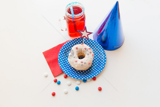 美国独立日,庆祝,主义节日的釉甜甜甜圈装饰明星,果汁璃梅森罐杯子糖果7月4日顶部图片