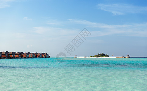 旅游,度假暑假的平房小屋海水异国情调的度假海滩高清图片