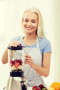 健康的饮食,烹饪,素食,饮食人们的微笑的轻女人把水果奶昔搅拌机家里图片