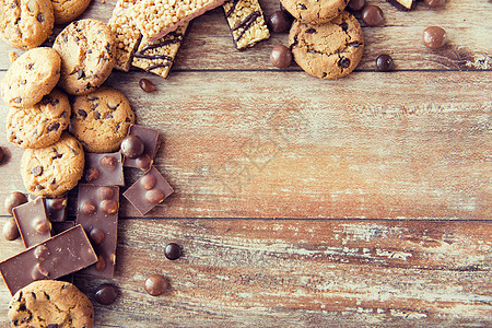 垃圾食品,糖果健康的饮食糖果,巧克力,穆斯利饼干盘子里图片