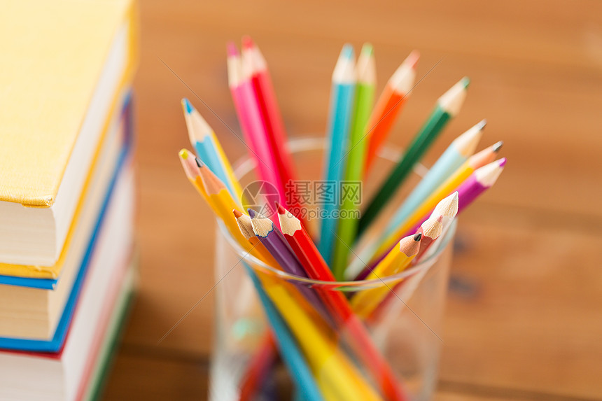 教育,艺术,绘画,创造力象蜡笔彩色铅笔书籍木桌上图片