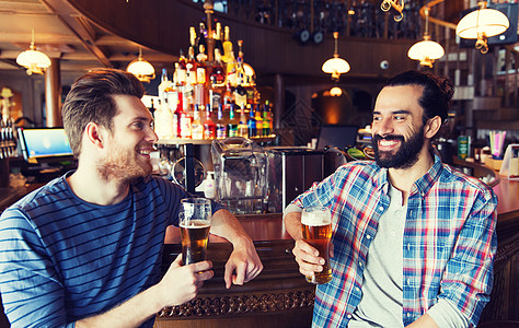 人,休闲,友谊,沟通单身派的快乐的男朋友喝啤酒,酒吧酒吧聊天图片
