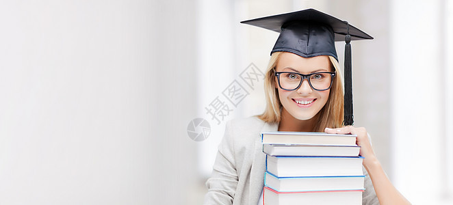 教育理念带着叠书的毕业帽里快乐学生的照片戴毕业帽的学生图片