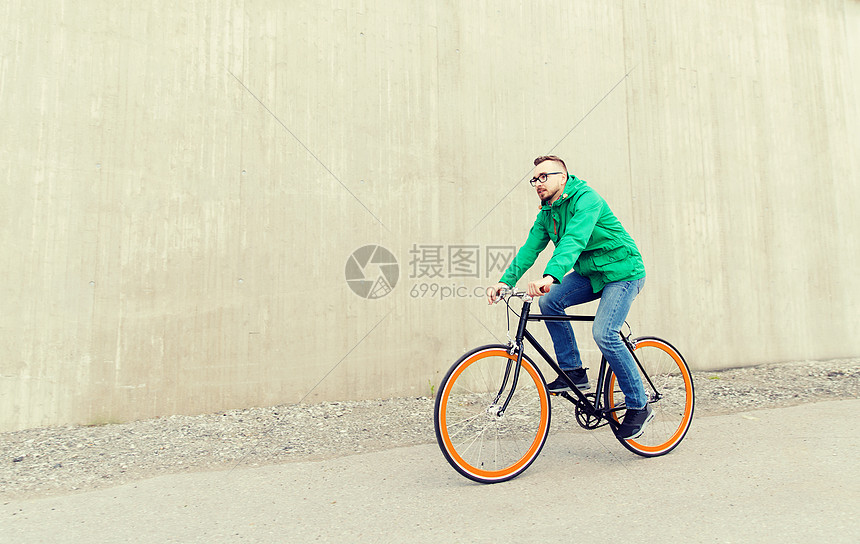 人,风格,休闲生活方式快乐的轻潮人骑固定齿轮自行车城市街道图片