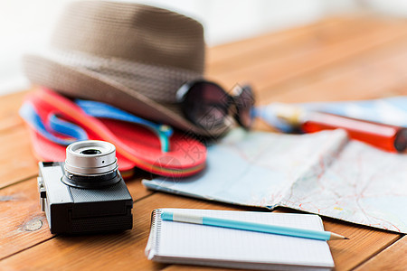 暑假,旅游,旅游物品的相机,记事本与铅笔个人配件图片