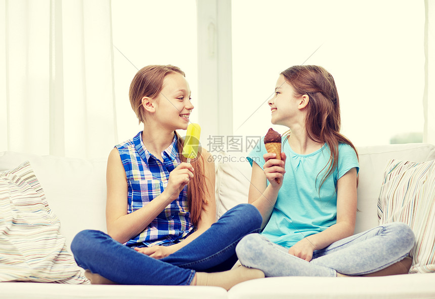人孩子朋友友谊的快乐的小女孩家吃冰淇淋