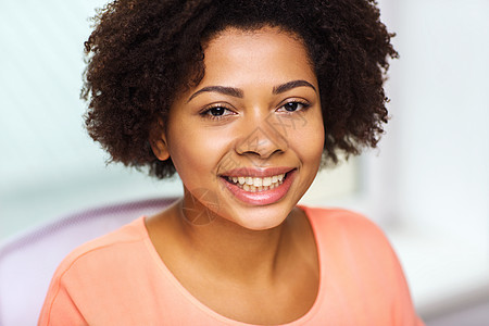 人,种族,种族肖像快乐的非裔美国轻妇女的脸图片