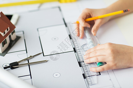 商业建筑建筑建筑人的用尺子铅笔测量客厅蓝图密切建筑师的手图片