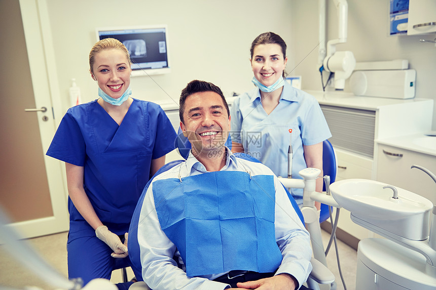 人,医学,口腔科保健快乐的女牙医与男病人牙科诊所办公室图片