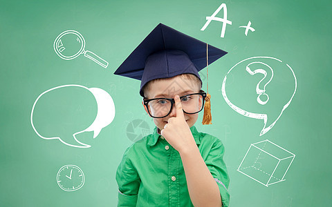 童,学校,教育,知识人的快乐的男孩学士帽灰泥板眼镜上的涂鸦绿色粉笔板背景图片