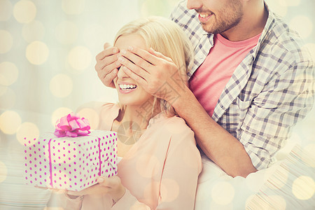 关系,爱,人,生日假期的快乐的男人覆盖女人的眼睛,并灯光背景下赠送礼品盒图片